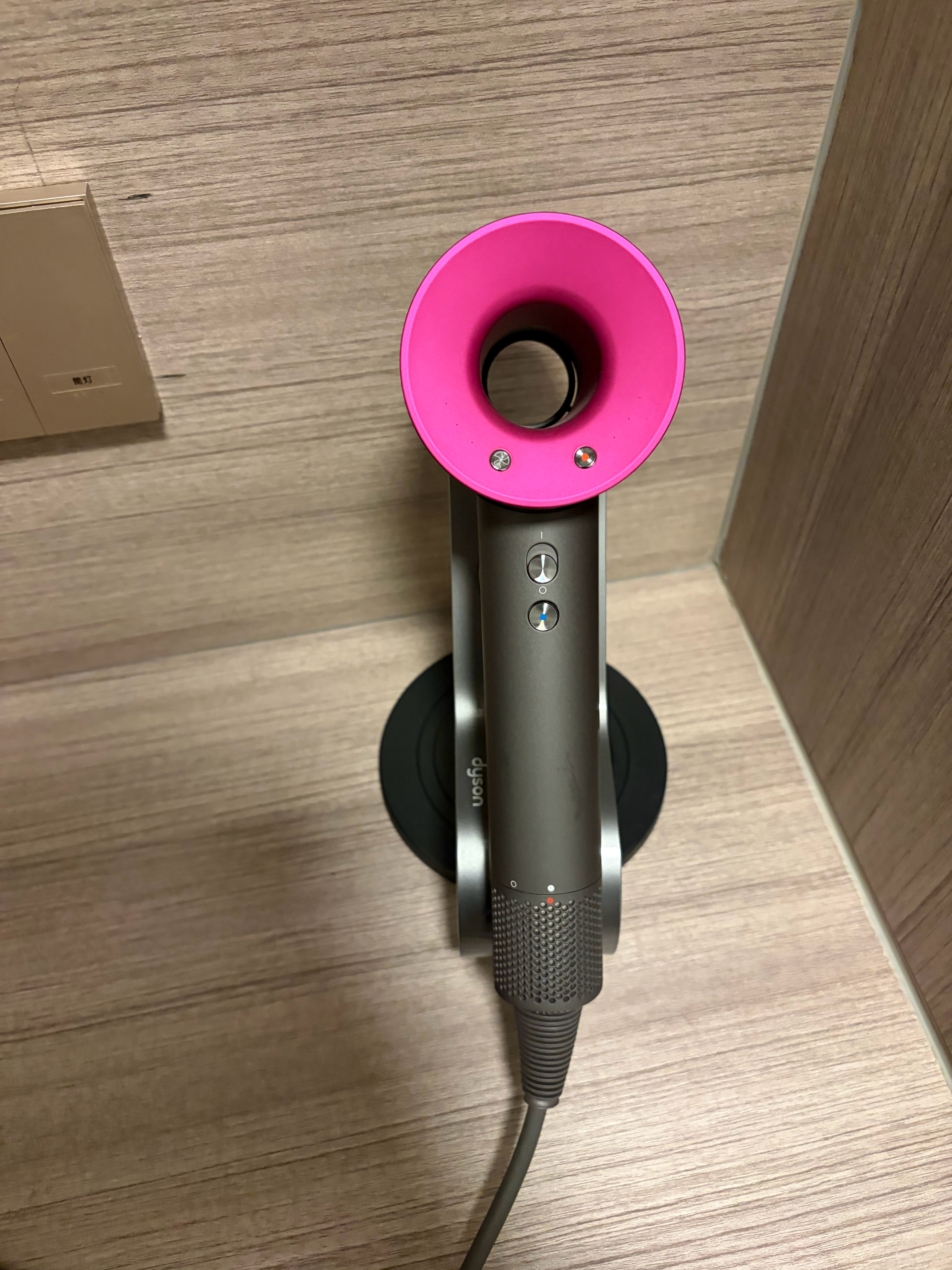 还别说，贵的吹风机吹出来的效果就是好一点，没那么毛躁，比较柔顺，挺不错的