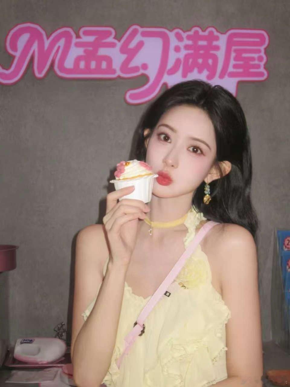 孟子义黄色挂脖裙孟子义甜品wink孟子义甜品wink，好萌，[太开心][太开心]