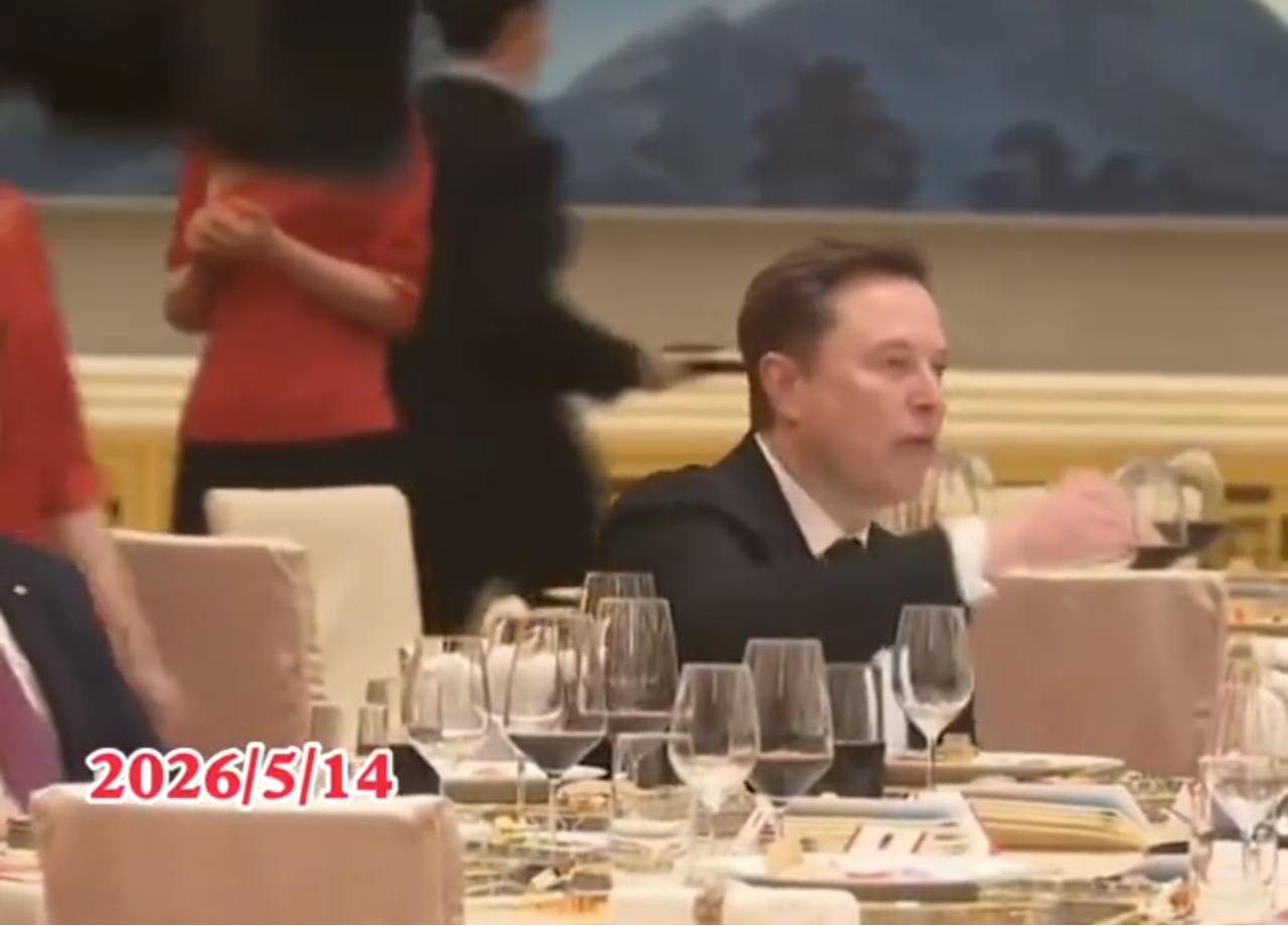 到底是啥美食，让老马食指大动？晚宴还没开始，马斯克没忍住，众目睽睽之下，手抓一下