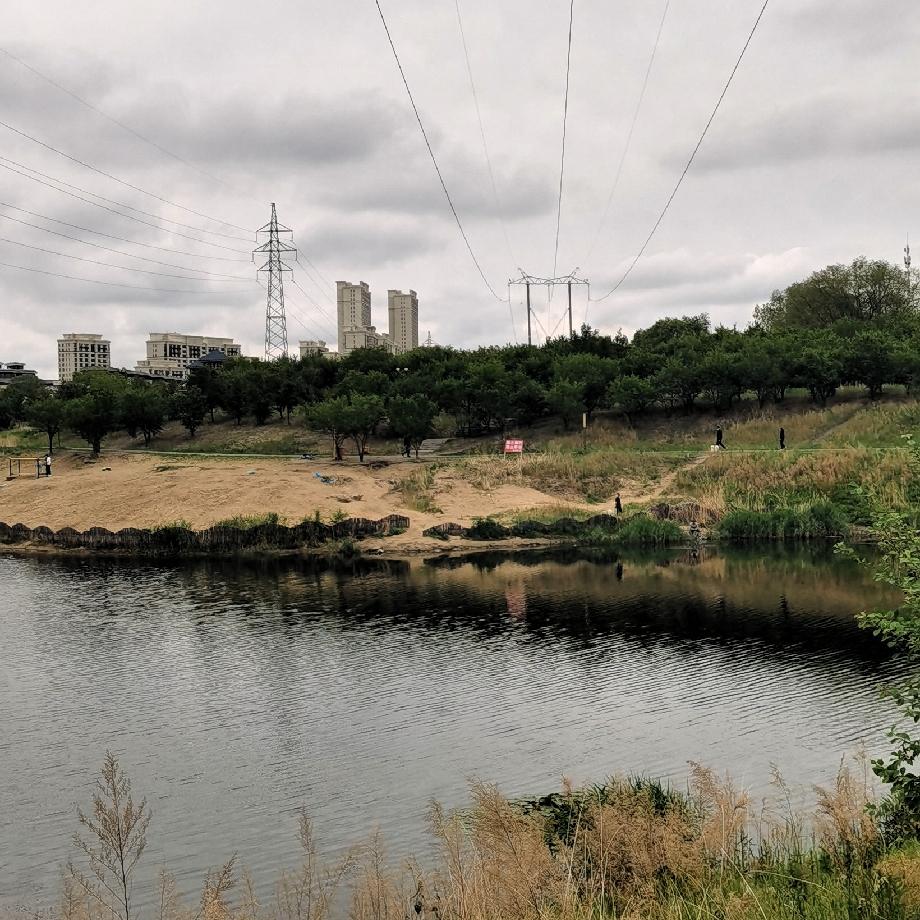 小松和秋秋从四川巴中回越南省成安沛建民宿的工地，看到了工地变化很大，老丈人和小叔