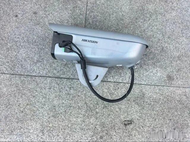 咋想的？浙江诸暨，一男子是拉货司机，路过一条路段，看到一只公 安的摄像头安装较低