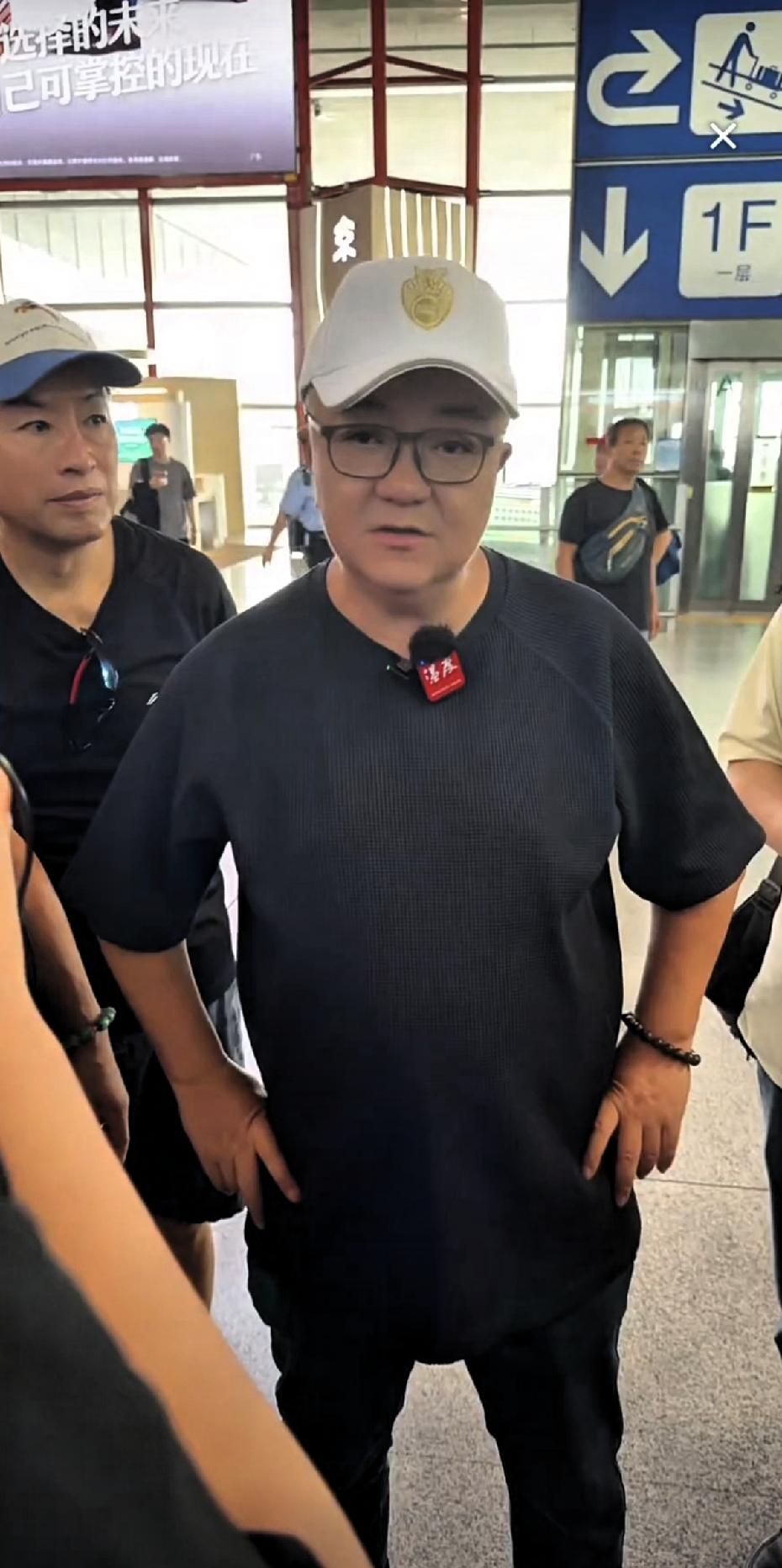 董路老师抵达机场，迎接中国足球小将意大利冠军奖杯🏆！意大利参观老板娘王女士亲自