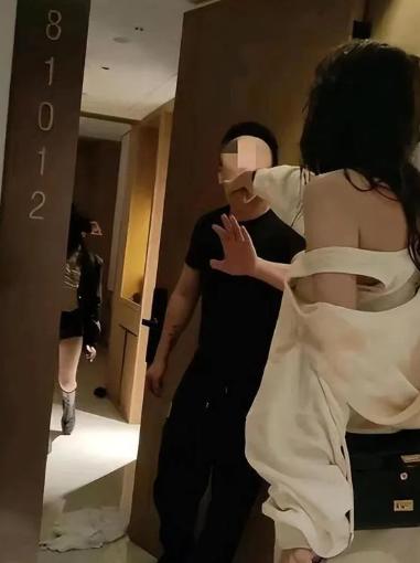 陕西渭南，女子出轨被丈夫捉奸在床，谁曾想当众被打了几耳光的女子，竟趁人不注意冲出