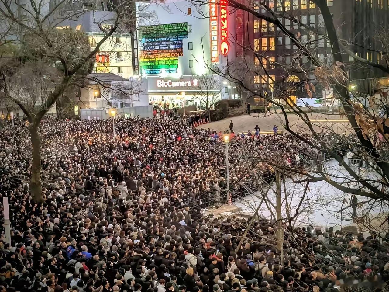 高市早苗受日方民众追捧的场面引发关注，其强硬外交立场与执意介入地区热点的倾向，让