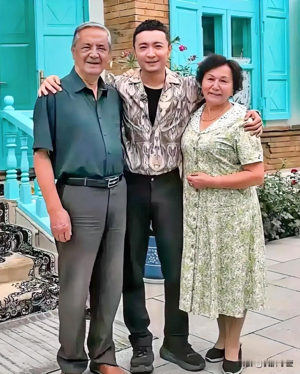 小尼的父亲是新疆人民出版社的翻译、编辑，还曾担任《读者》杂志主编，母亲是新疆电视