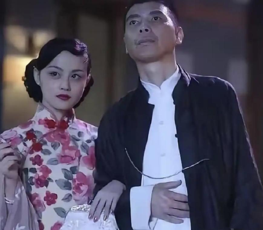 2004年周星驰的电影《功夫》上映，有人问:这个鳄鱼帮的帮主为什么一定要请冯小刚