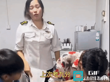 谁傻不知道，她居然不知道娃是考了个0分。
小男孩不仅情商高，而且还诚实有担当，并