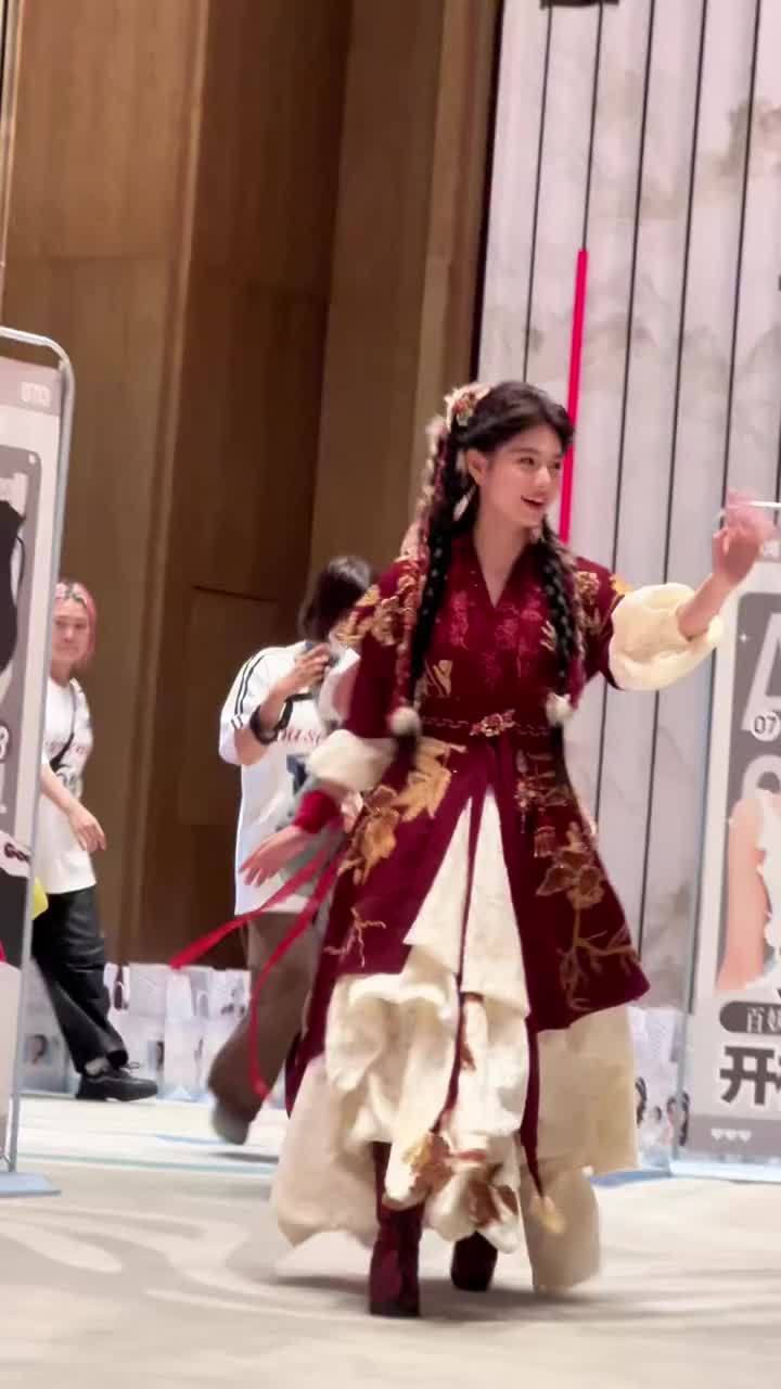 艾米百妖谱的妆造艾米桃夭带妆开机艾米桃夭带妆开机，艾米百妖谱的妆造，好生灵动感的