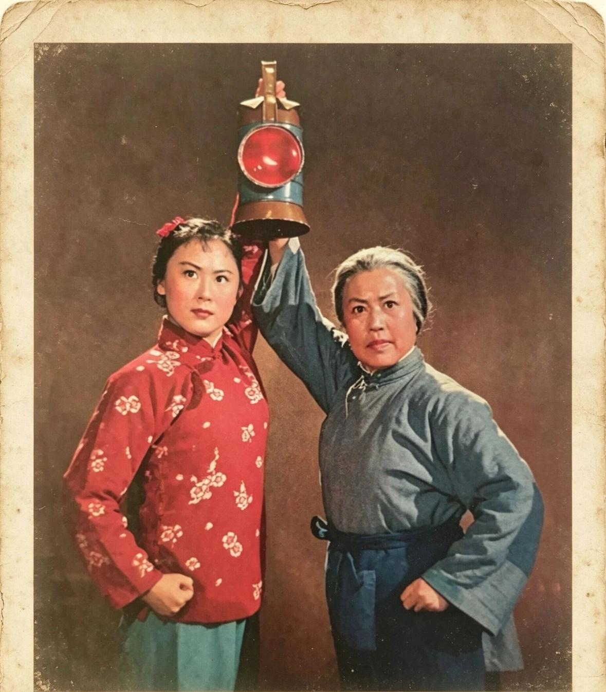 六七十年代宣传年画｜红灯记 经典永存

翻到一张六七十年代的经典复古年画，革命现