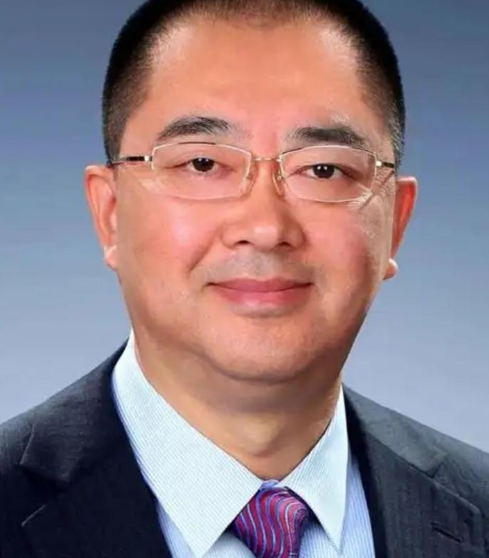 “恒大前二号人物夏海钧，在公司待了15年，光薪酬就领了18亿。

平均下来，一年