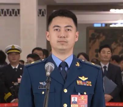 王文毅，男，汉族，1996年1月出生，中共党员，第十四届全国人大代表，飞行员。