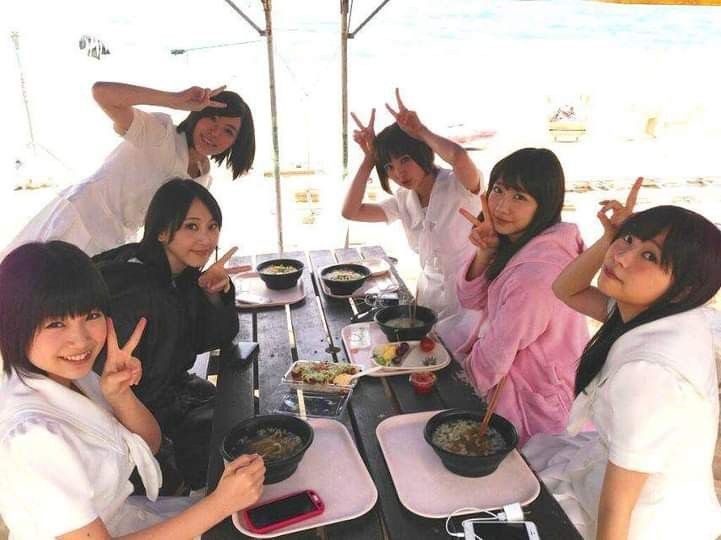 我看到这群女孩就会觉得很幸福呀 
