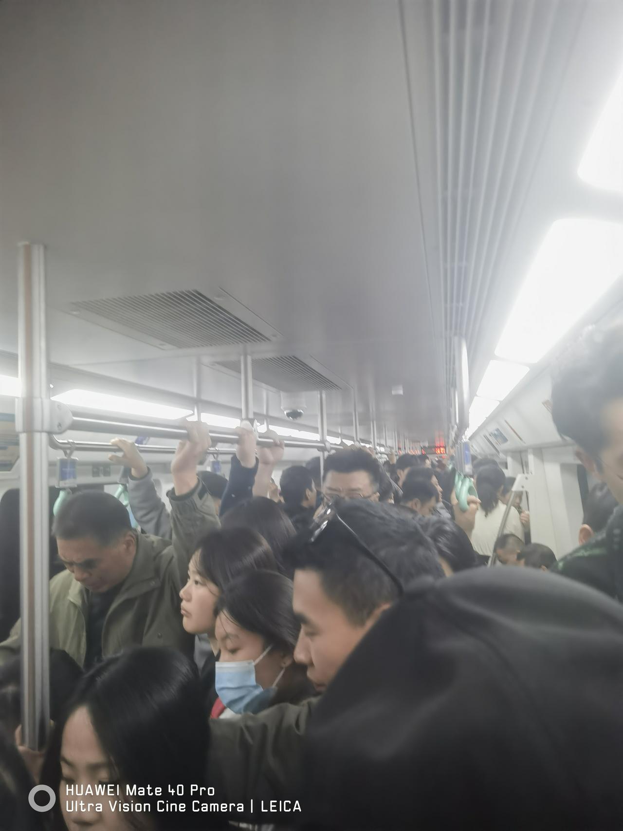 快讯！今天西安地铁1、4号楼客流量巨大，几乎人挤人，可能是学生流与旅游客流叠加的