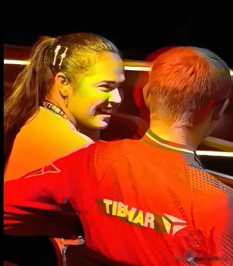 莎莎的好闺蜜迪亚兹居然悄悄恋爱了，对象还是人气超高的勒布伦。
 
一开始看到消息