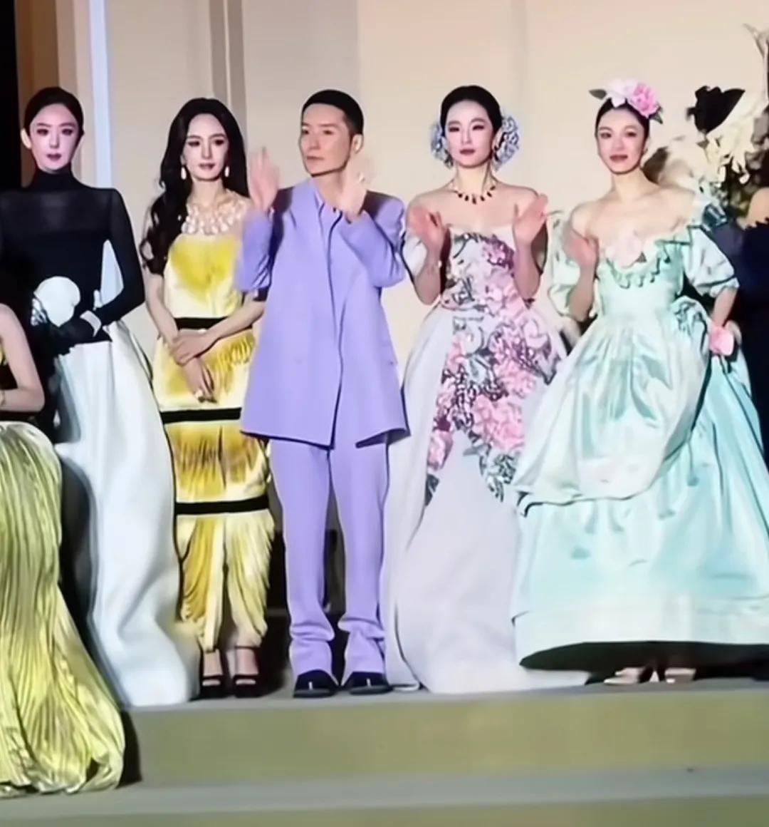 这个男的是谁呢❓
这个站在杨幂和刘亦菲中间的男人是谁呀？是什么霸道总裁吗？还占了