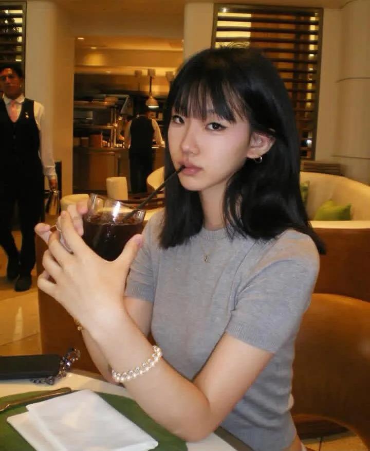 感觉小S大女儿许曦文最不屑一顾了！

我以前觉得她和 Lily一点都不像，现在怎