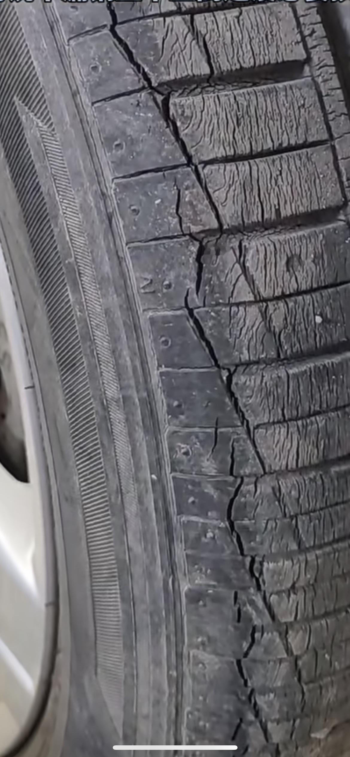 大哥开车10年还用原车胎，这可太危险了。轮胎这东西，用久了老化很严重，一般轮胎正