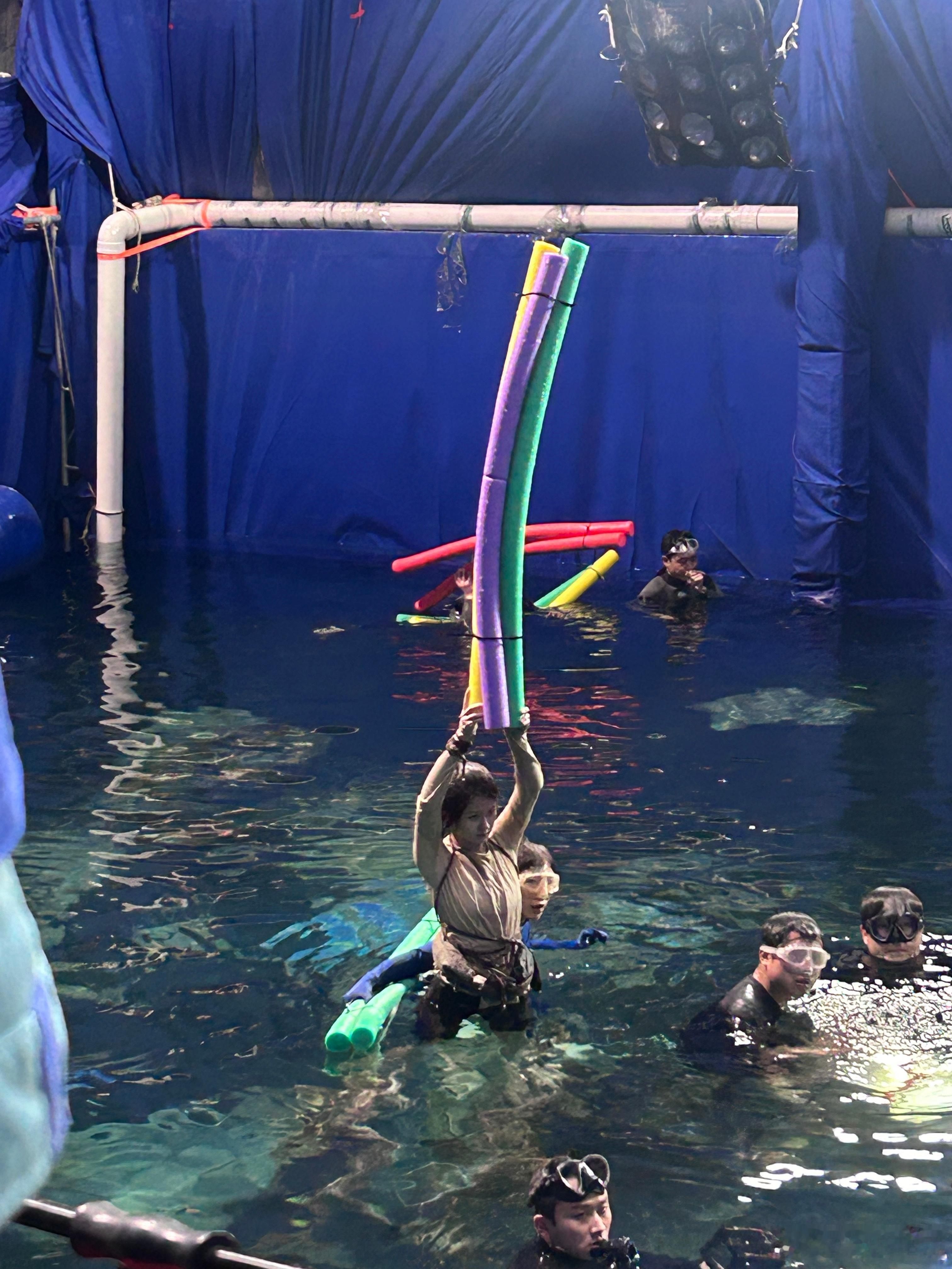 #赵露思珠帘玉幕幕后live图##赵露思晒珠帘玉幕片场花絮# 赵露思的珠帘玉幕片