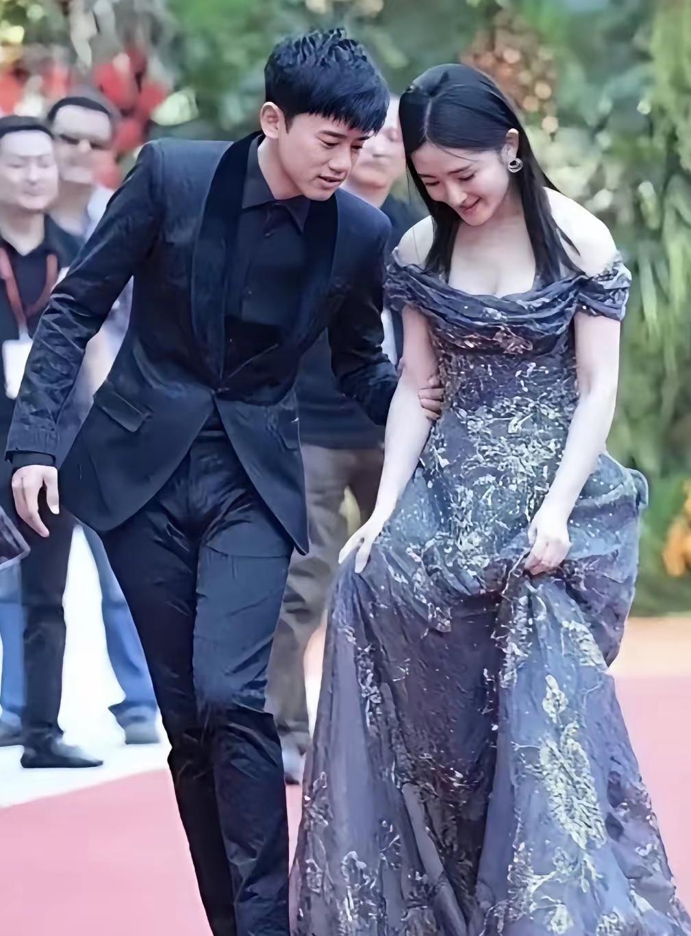 张杰是不是靠老婆谢娜走红的？其实明眼人都知道。
 
当年张杰还是没多少资源的新人