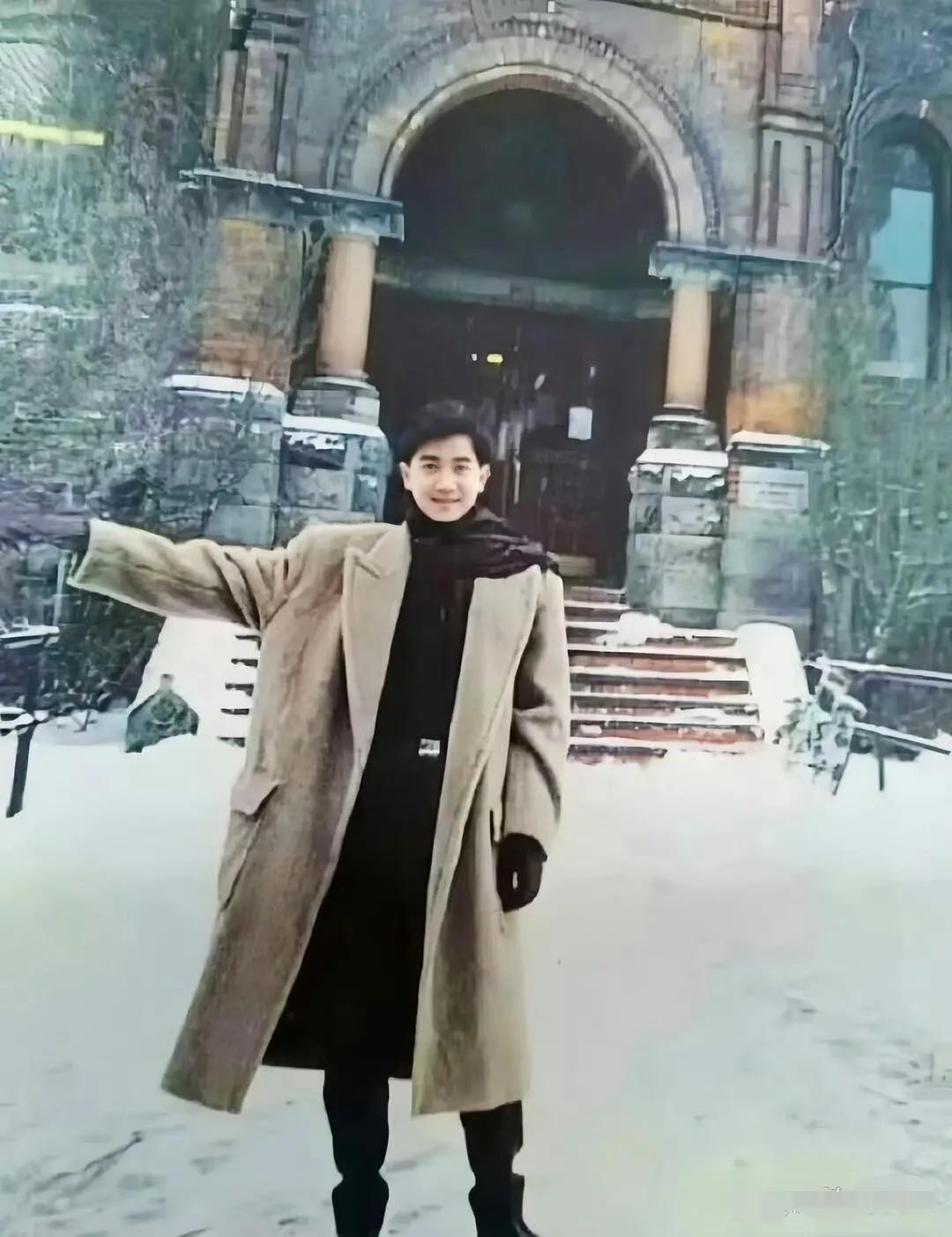 陈百强年轻时的颜值，五官精致，眉清目秀，眉目之间英气勃勃，完全就是韩剧男主的即视