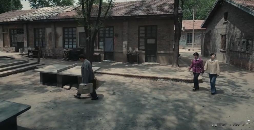 《主角》中无名无姓的角色，命运都是悲惨的！
第一个无名无姓的是王丽坤饰演的小白鞋