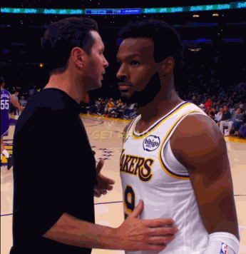 雷迪克：布朗尼，做好准备，季后赛我们需要你站出来！
布朗尼一脸懵：我？

雷迪克