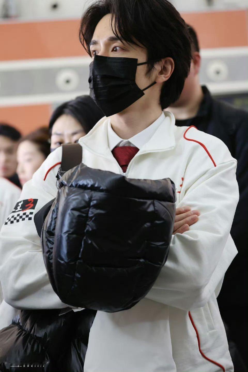 小孩拿到新玩具就张新成这样谁被张新成VR造型帅到！戴上装备秒变未来感帅哥，开心得