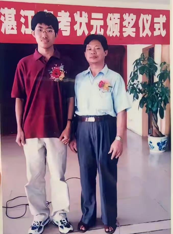 2002年，当年湛江的“高考状元”梁文峰。
后来DeepSeek席卷世界，充分证