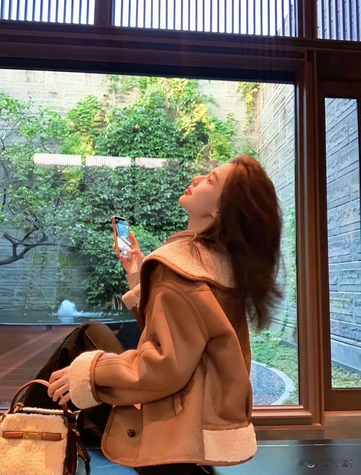 钱，
够不够花，
谁问过你呢？
答案肯定是：
第一：父母。
第二：伴侣。

钱，