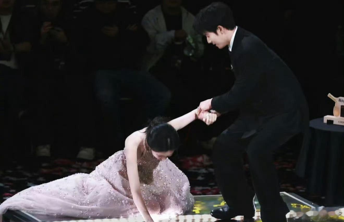 哈哈哈想到当年谁来着直接摔出了迪奥的代言人。这服装方不懂事多好的机会出来认领啊孟