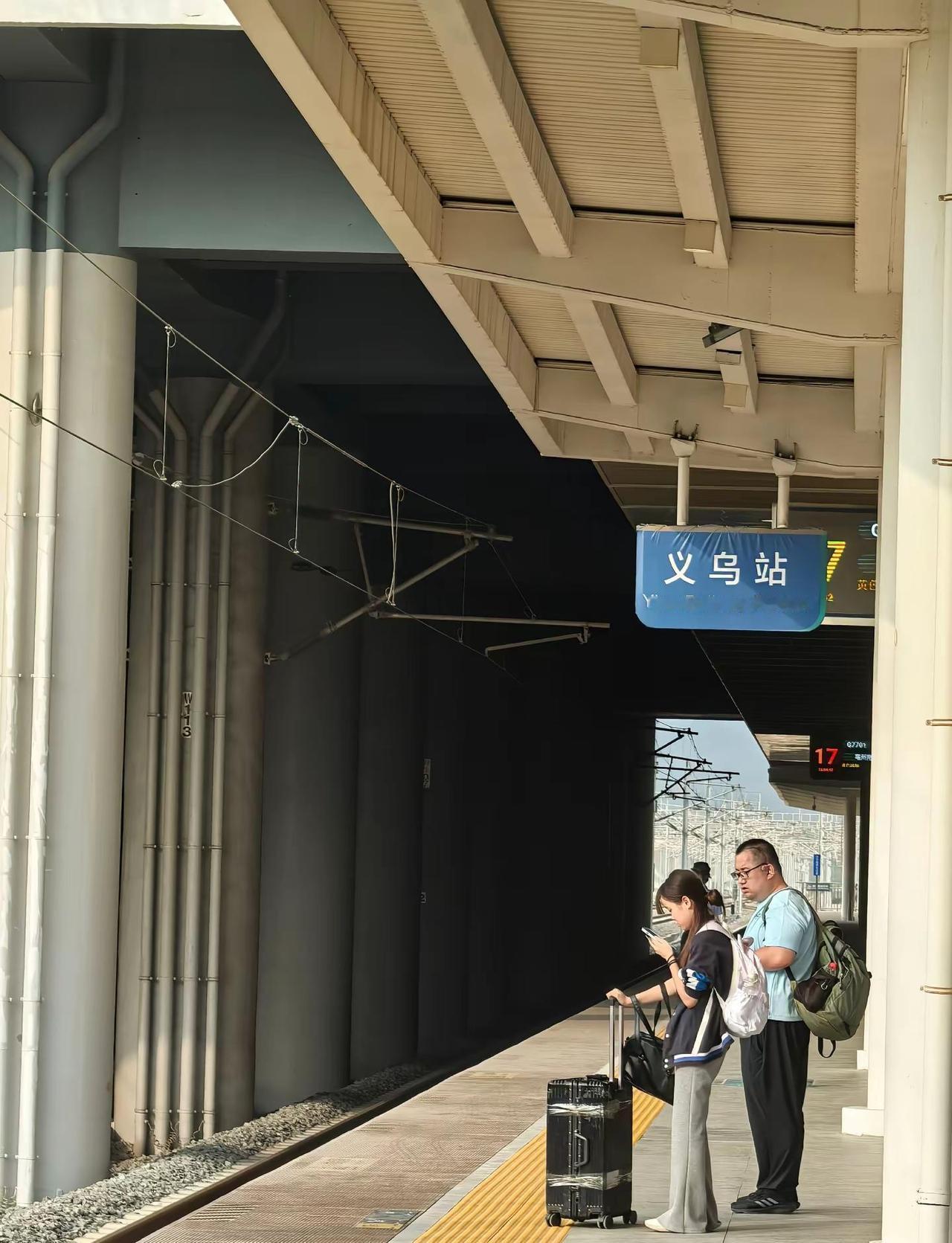 必须要吐槽义乌高铁站了！没有便捷换乘就算了，站台离出站口有两里路，换乘45分钟，