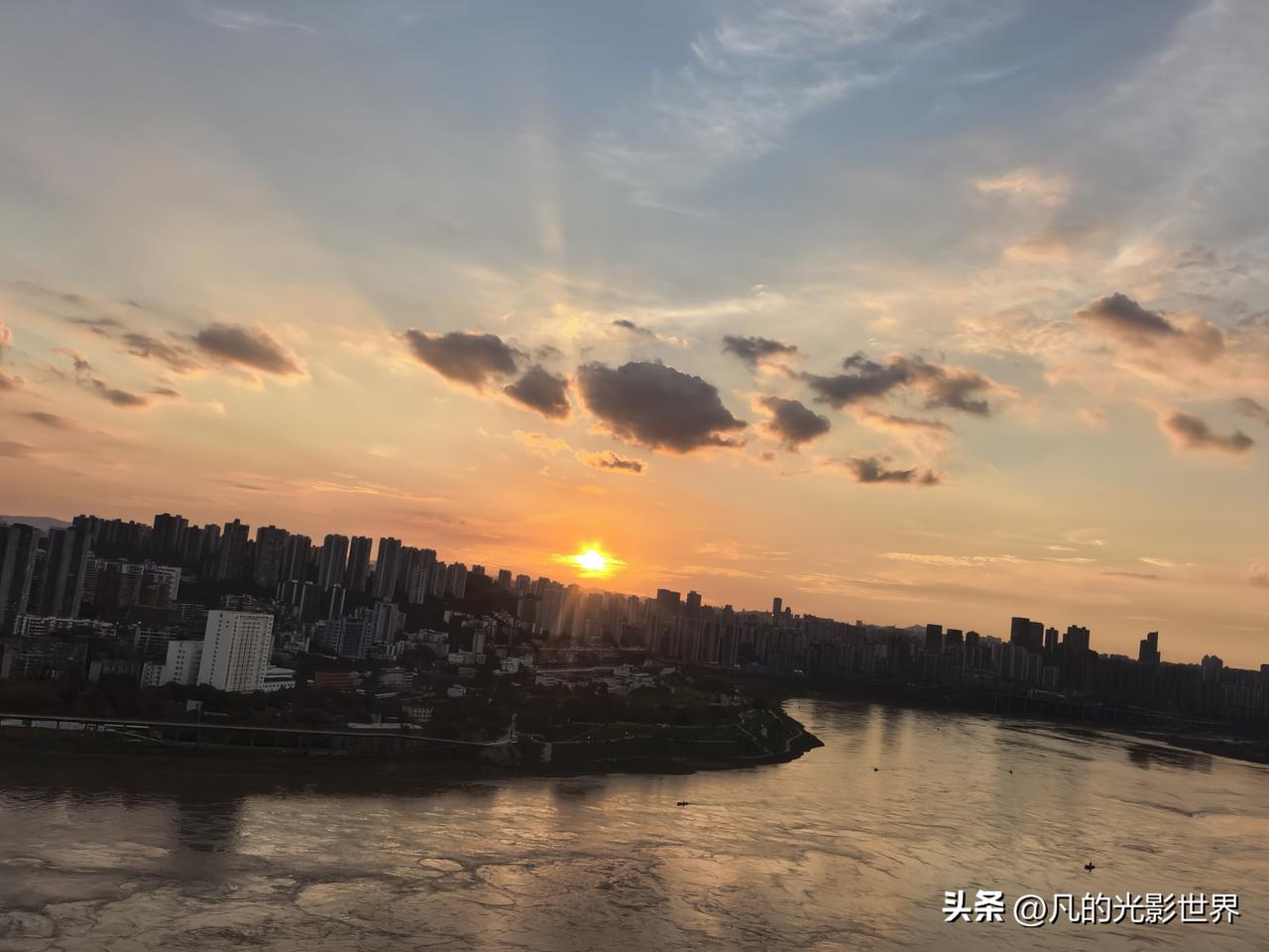 日落时分，城市被晚霞映照得格外美丽。我独自来到小区楼顶，用手中的相机不断记录着这
