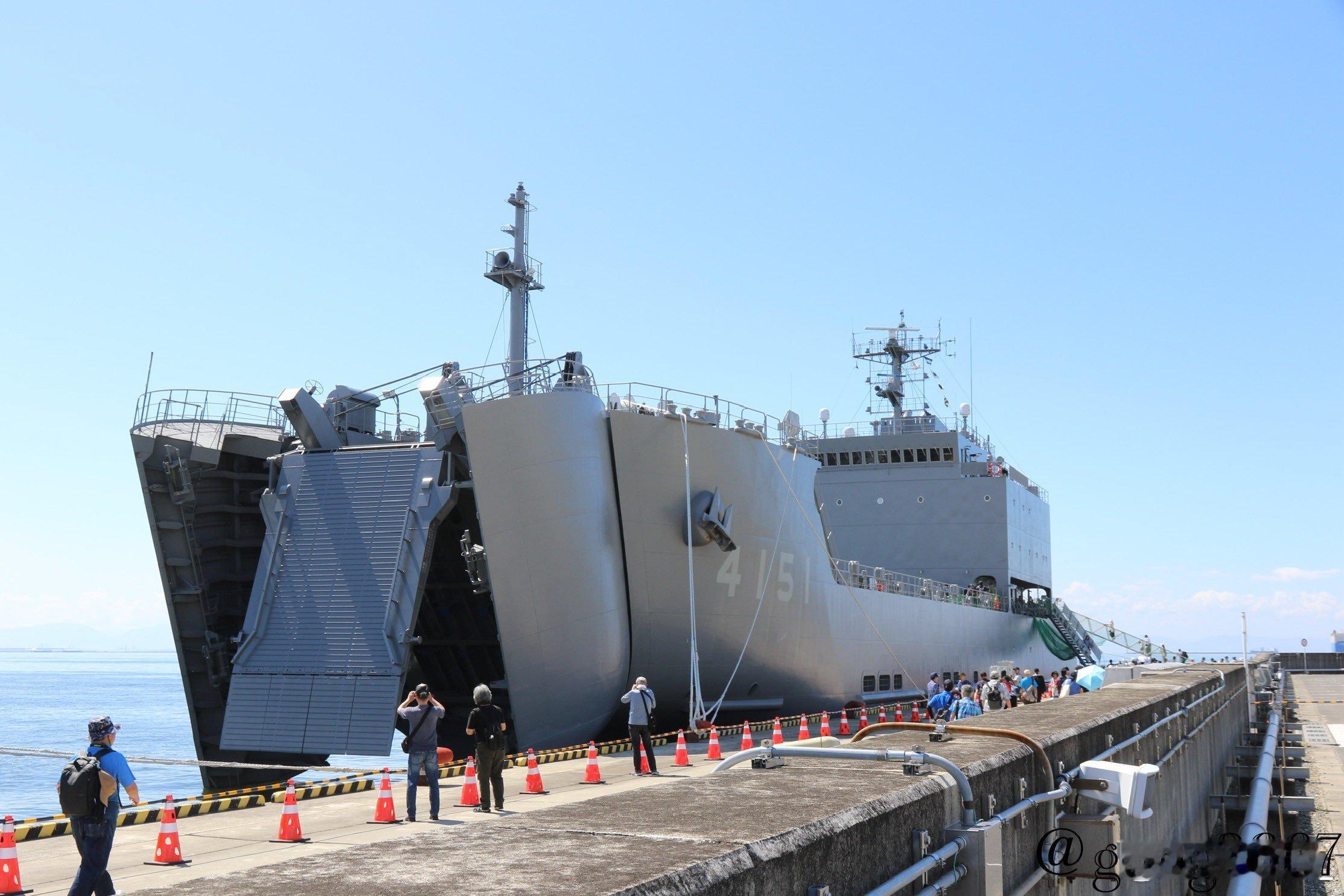 陆自3151“日本晴”号运输舰举行公众开放活动。此舰为LCU型运输舰一号舰，标准
