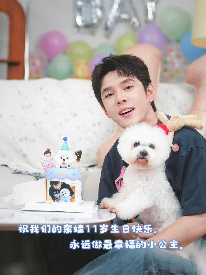 李佳琦被路人的小狗硬控《合伙人》片场路透治愈又好笑，拍摄间隙李佳琦偶然遇见路边小