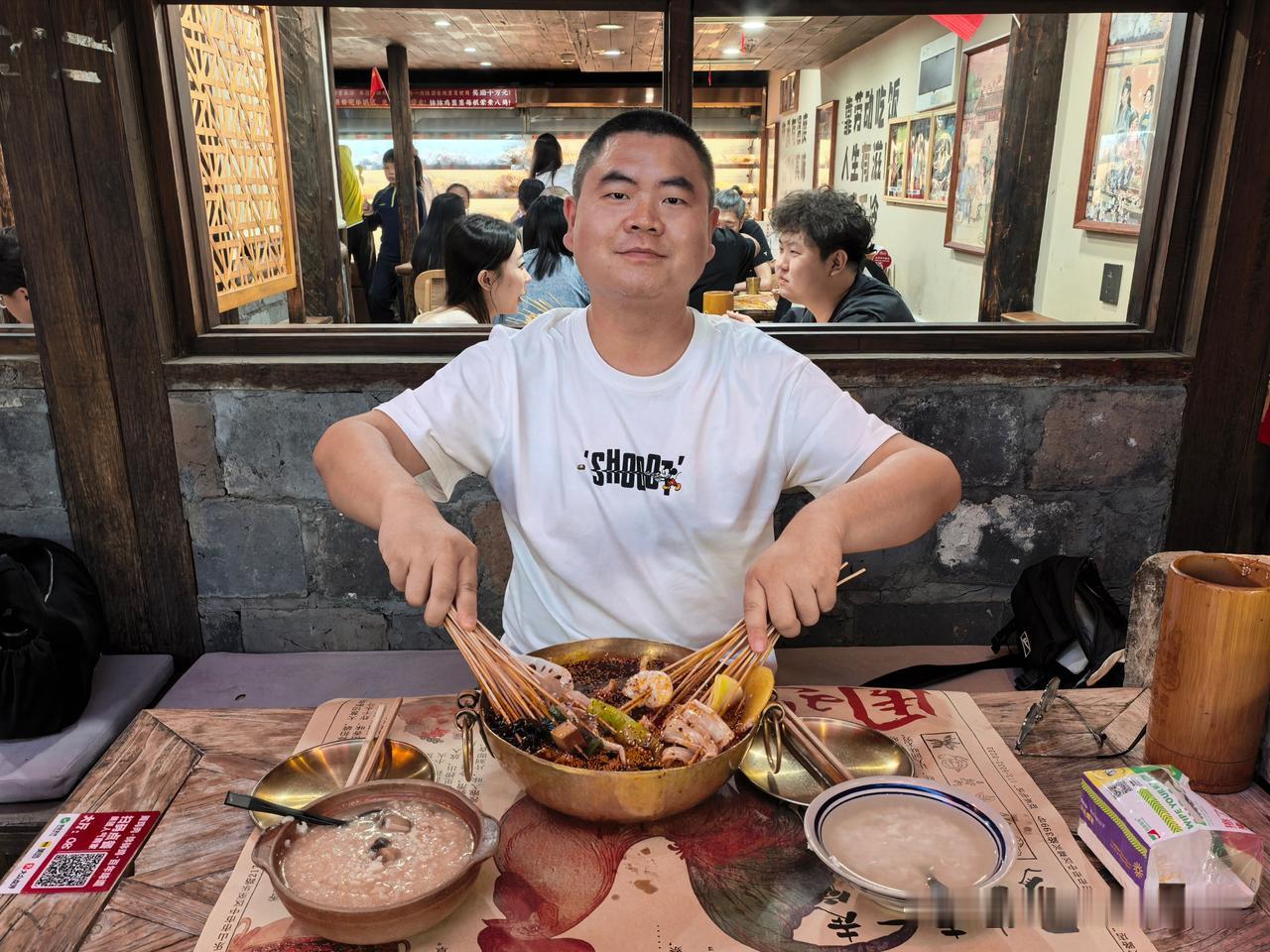 下午，乘坐高铁，从成都来到乐山。夜晚，品尝周鸡肉钵钵鸡，非遗传承‌，百年味道～