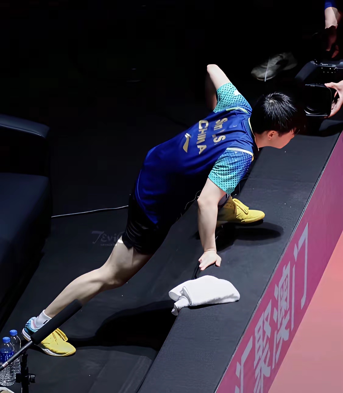 莎莎就是一头短的不能再的短发纯素颜，长相不敢说跟内娱明星比体育圈绝对算好看的了?