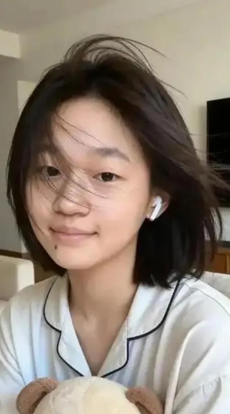 全红婵变了，不是变胖了，而是变瘦了，变得更耐看了！

刷到全红婵流出的近照，肉眼