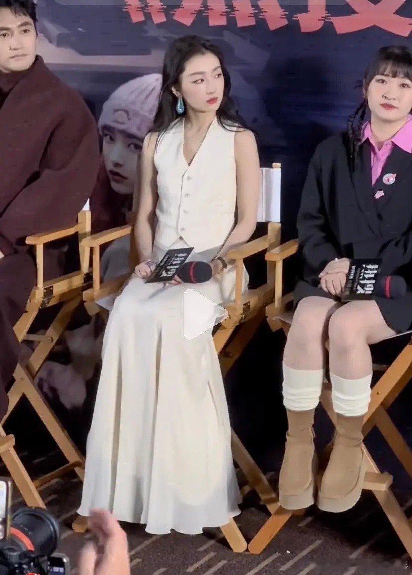 周冬雨怎么突然变这么好看了[举手] ​​​