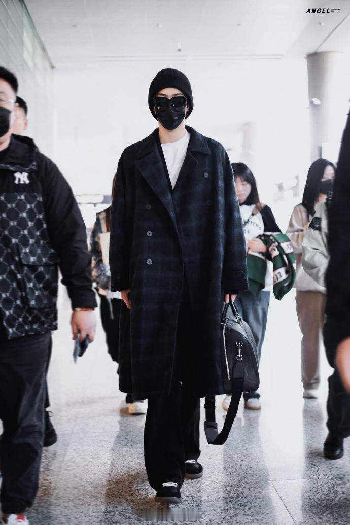 #周柯宇格子大衣##周柯宇格子大衣机场路透# 周柯宇的格子大衣，为冬日带来了温暖