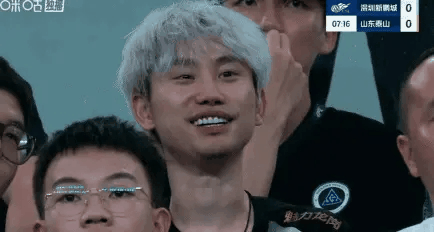 这个人如果在足球界，相当于什么地位？
深圳新鹏城对阵山东泰山队的比赛中，镜头给到