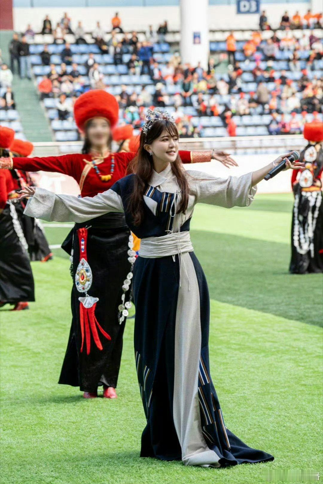 阿兰穿藏装空降川超献唱 川超赛场迎来民族风暴击！阿兰一身深蓝色藏装登场，开口就是