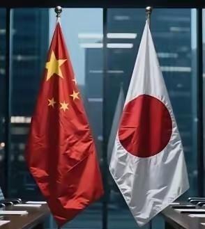 中日一旦开战，我们普通人该怎么办？
8月4日，中国国防部就日本政府2026版《防