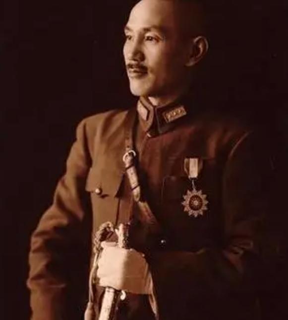 1948年蒋介石下令让傅作义扣押卫立煌，傅作义反而协助卫立煌成功南撤，这背后的原