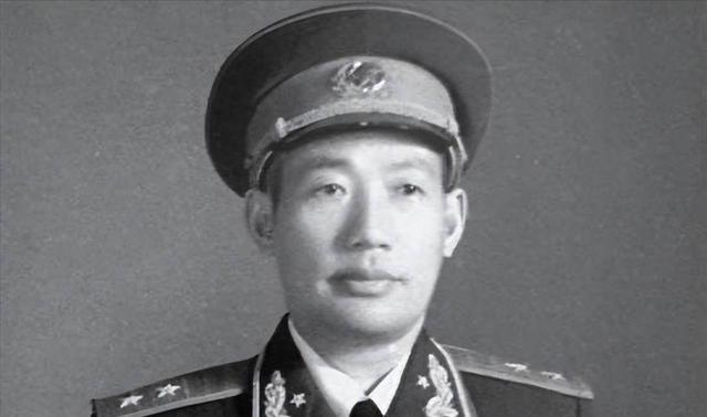 1963年，南京军区来了一个新政委，许世友看到他却面露苦色，因为许世友爱喝酒，可