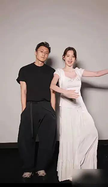 谢霆锋双手插兜，他是真做到了让妻子王菲放心啊! 