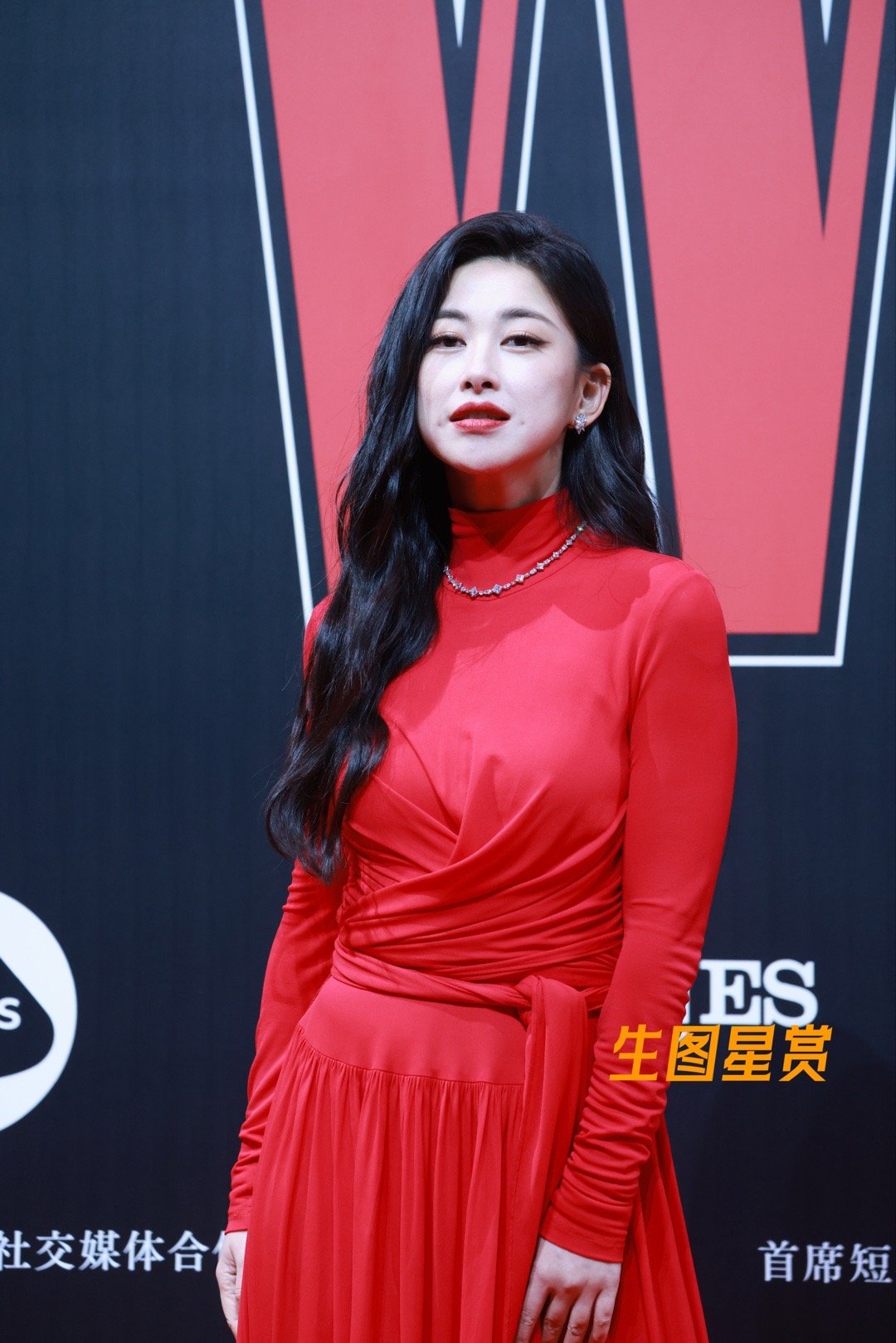 朱珠W年度盛典红毯，红裙多娇媚，好有女人味❤️🌺 | 2555独家 ​​​