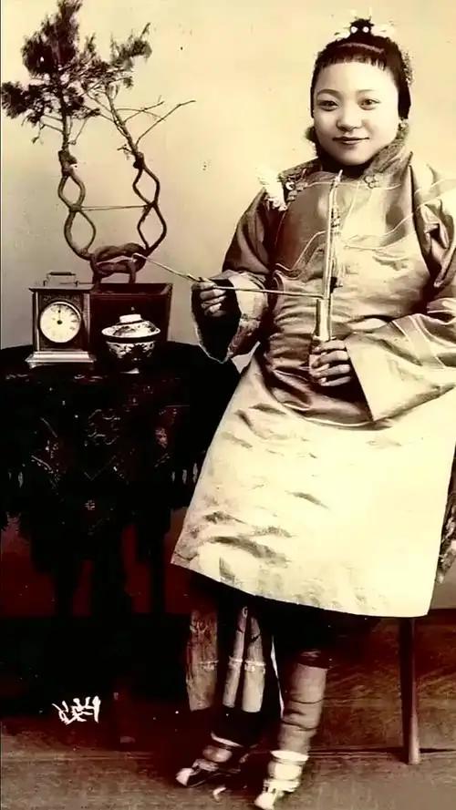 清宫禁止后宫女子缠足，满族女子天然天足，和历代汉族后宫审美形成鲜明区别
 
说起