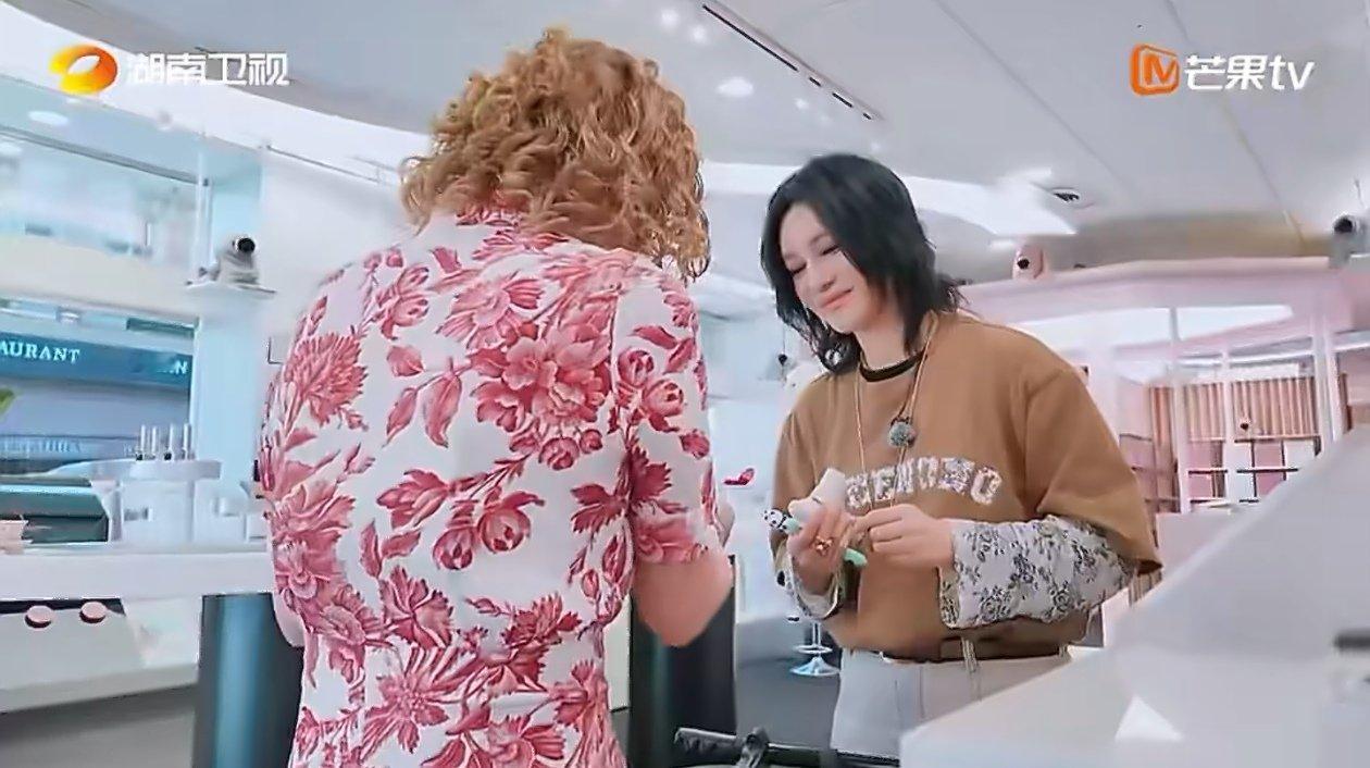 尚雯婕黄晓明一个会讲一个会夸巴黎合伙人名场面巴黎合伙人 尚雯婕与顾客交流时，那叫
