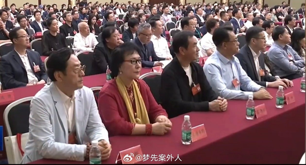 怎么不是一种爽文你图坐上台台下是曾经的2代男同事的妈妈曾经奋力追赶的东西现在是不