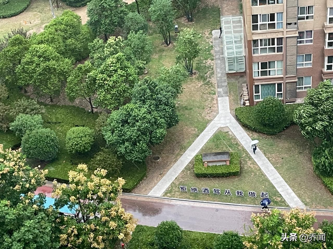 【七律•人间岁月尽沧桑】
人间岁月尽沧桑，漫忆红尘念世康。
昨日荣华一转瞬，今时